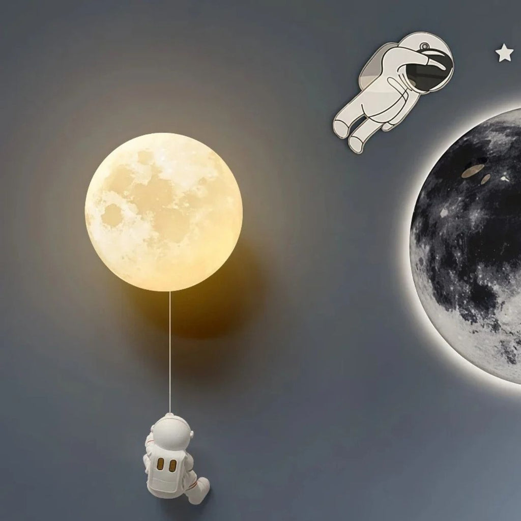 Veilleuse astronaute allumée dans le noir